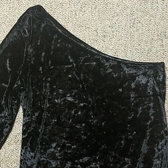 MODA International one sleeve top. - Picture 2 of 4